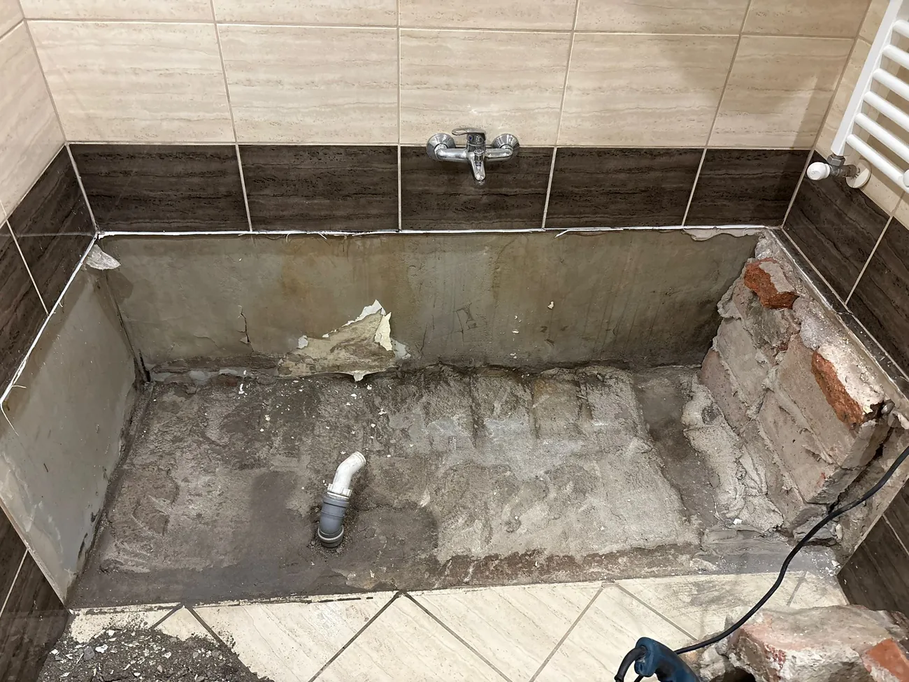 A régi kád bontása után
